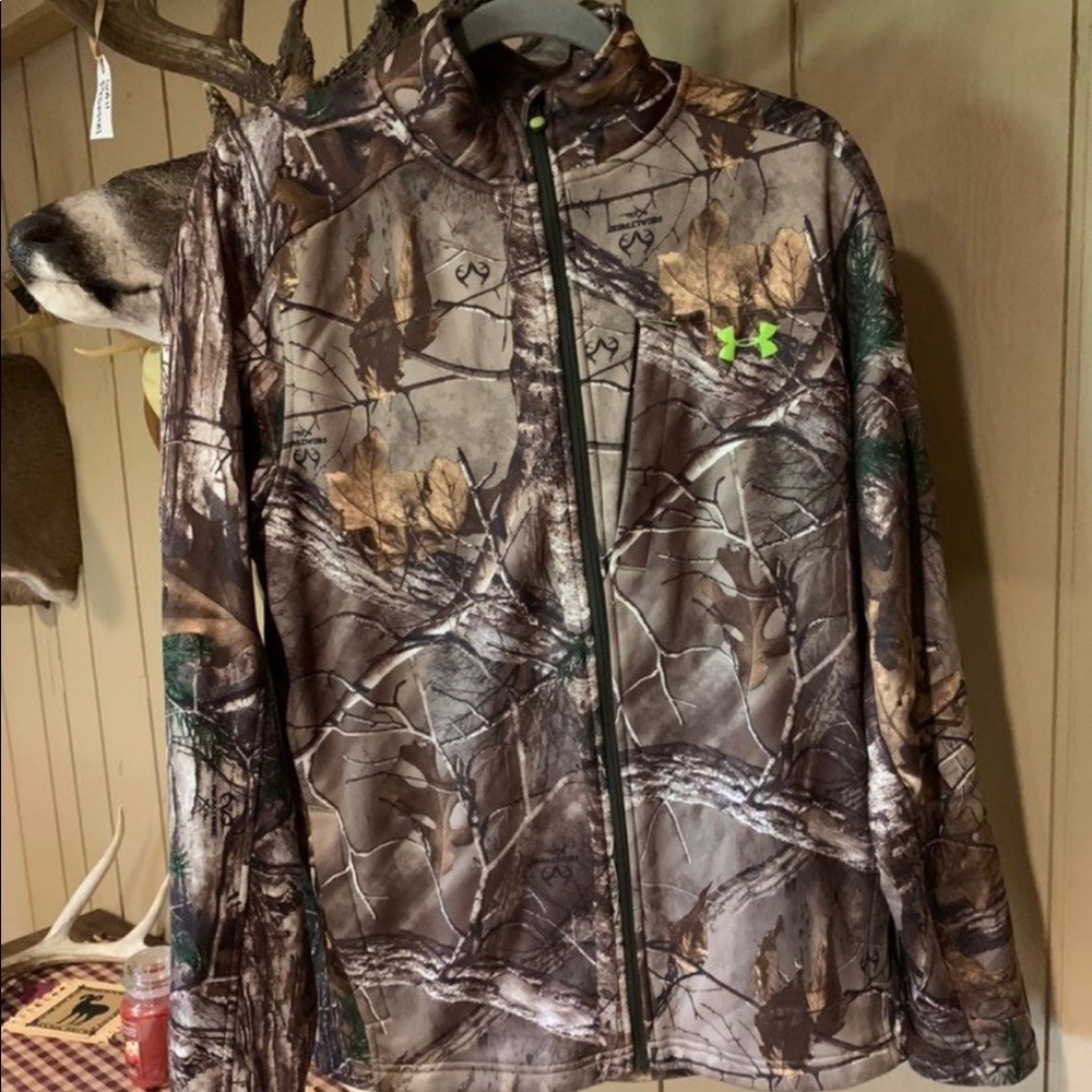 Under armour. Size large. Very comfortable. Realtree